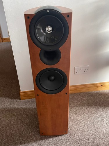 Kef floor standing speakers - q5,